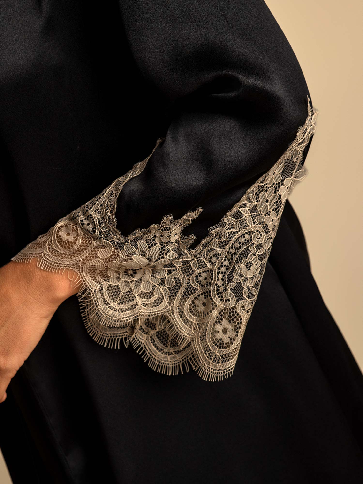 Ensemble En Soie Pure Avec Nuisette Courte À Encolure V Et Peignoir Avec Dentelle - Image 14