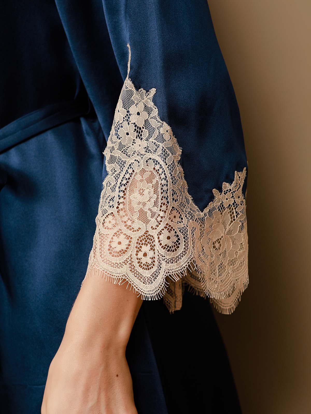 Ensemble En Soie Pure Avec Nuisette Courte À Encolure V Et Peignoir Avec Dentelle - Image 9