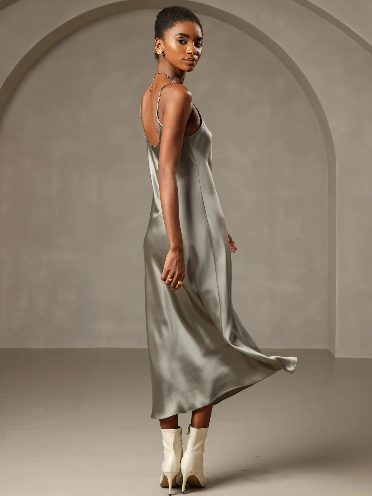 Chemise de Nuit Longue en Soie Classique à Bretelles Spaghetti - Image 30