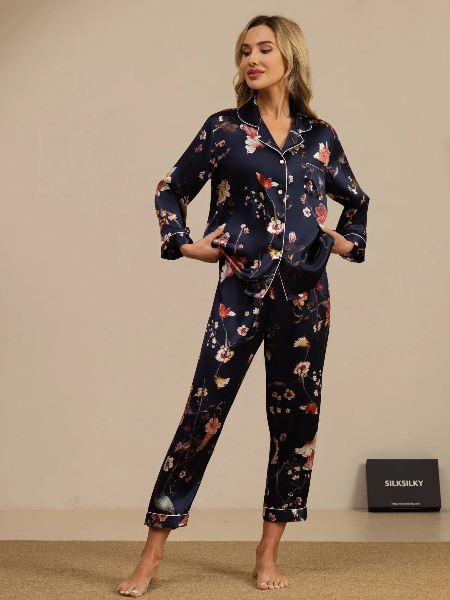 Ensemble De Pyjama En Soie Pure Pour Femme À Imprimé Floral Bleu Marine Manches Longues À Col Revers Et Boutons - Image 3