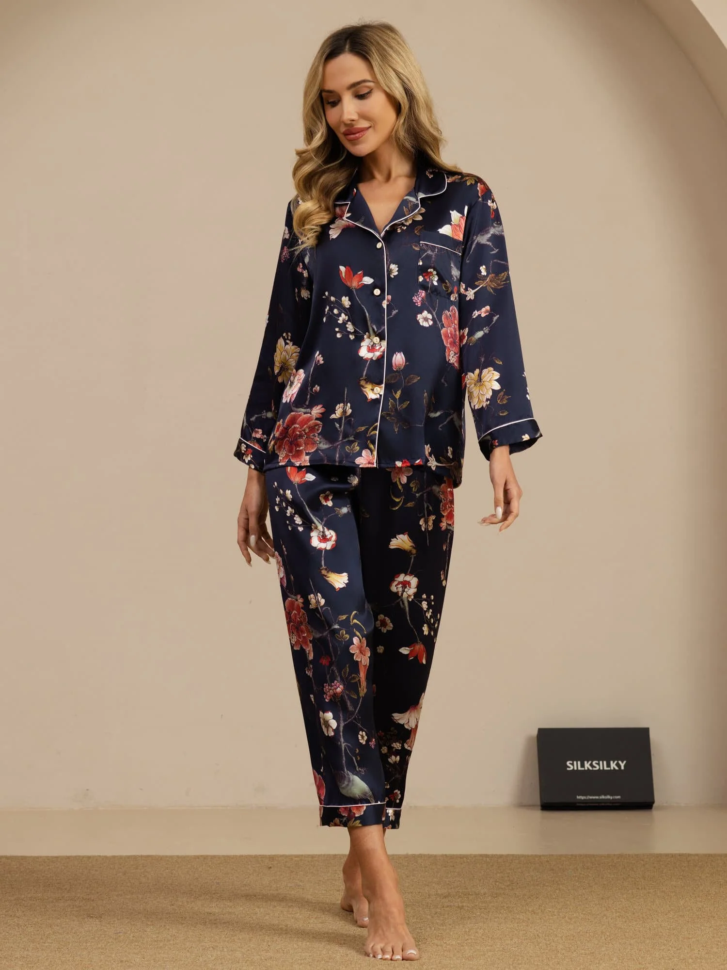 Ensemble De Pyjama En Soie Pure Pour Femme À Imprimé Floral Bleu Marine Manches Longues À Col Revers Et Boutons - Image 4