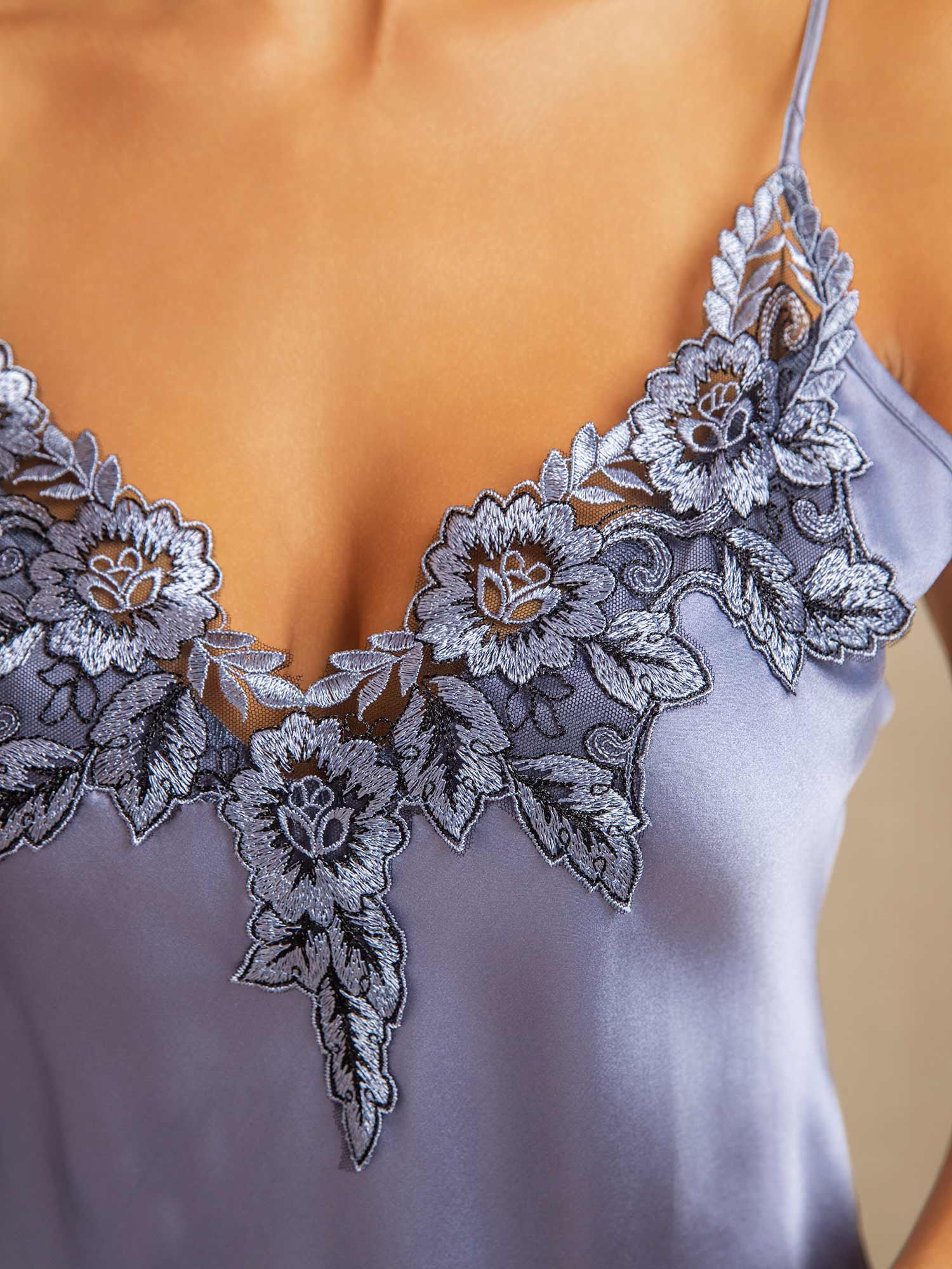 Robe de Nuit en Dentelle de Soie Pure à Ourlet Fendu - Image 4