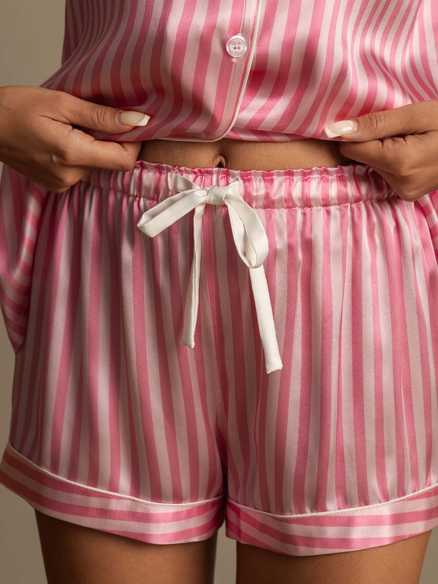 Pyjama Pour Femme En Soie Pure À Rayures Manches Courtes Col Notch Avec Shorts - Image 5