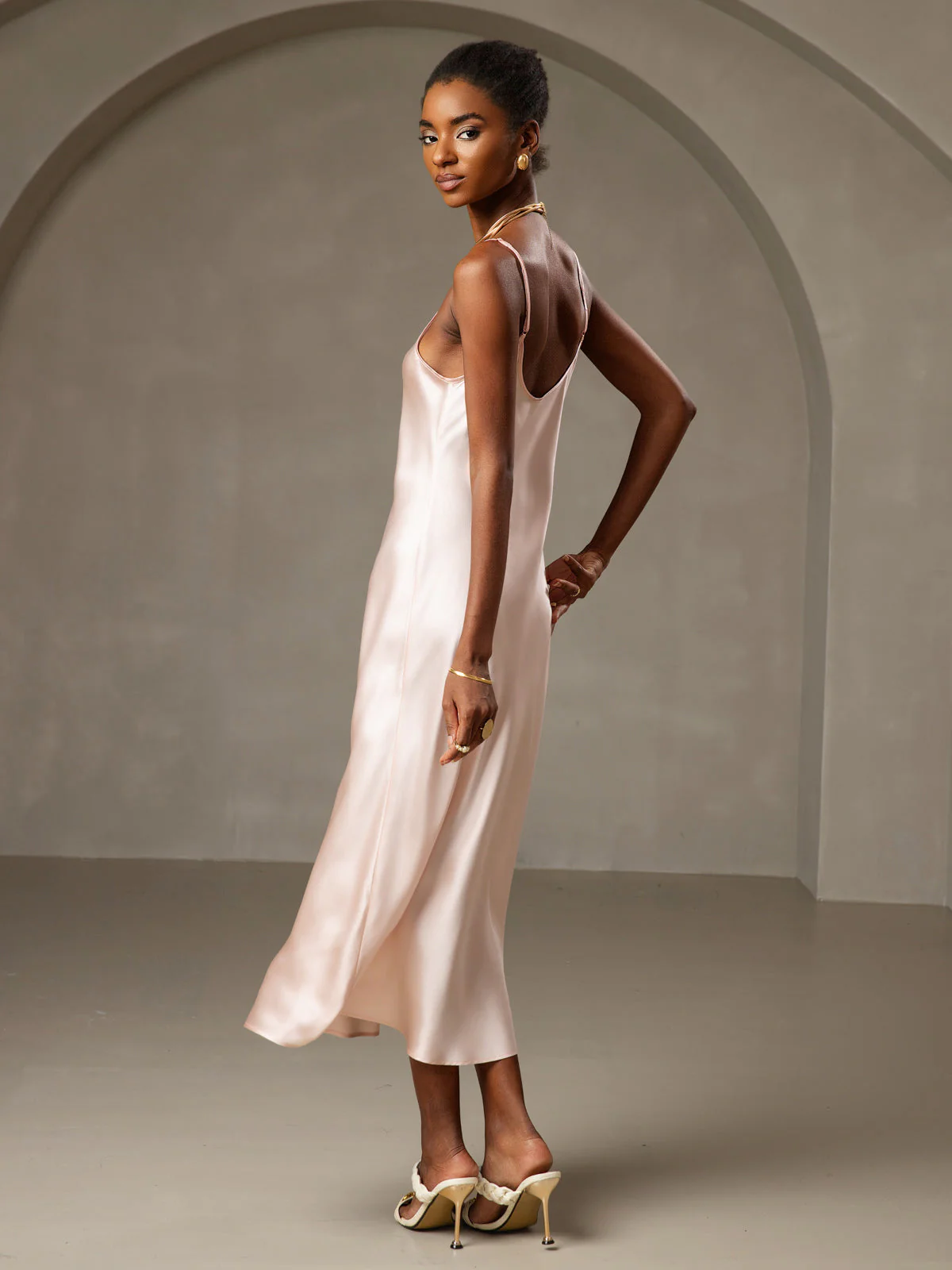 Robe Longue en Soie avec Bretelles Spaghetti - Image 77